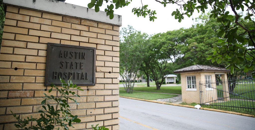 Photo of the Austin State Hospital entrance driveway