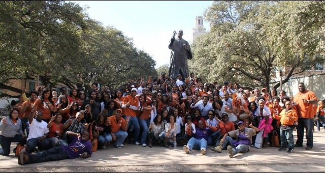 UT Austin students in front of Martin Luther King Jr. statue in 2015